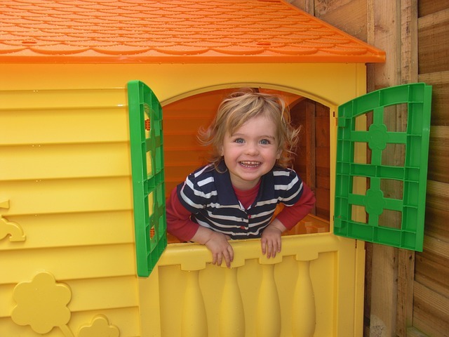 So bauen Sie ein Spielhaus aus Holz im Garten für Ihre Kinder!