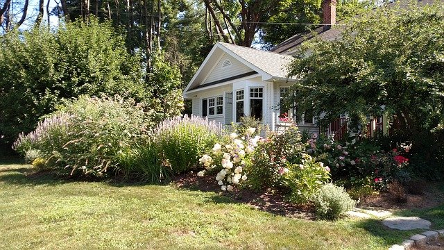 Moderne Gartenhäuser mit Fundament selbst bauen – darauf können Sie achten